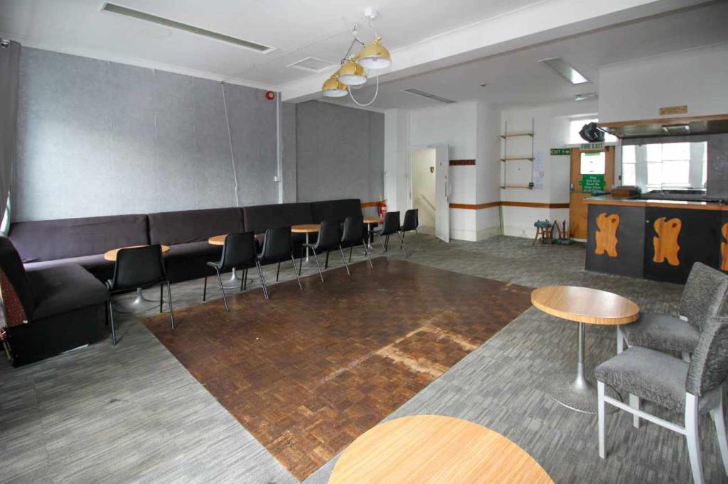 Lot: 55 - FORMER ROYAL AIR FORCE ASSOCIATION CLUB WITH POTENTIAL - First Floor